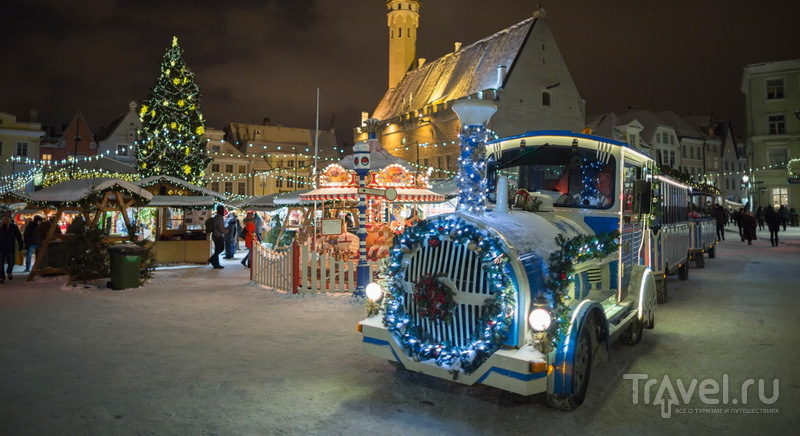 Туристический паровозик City Train и центральная рождественская ярмарка Таллина 