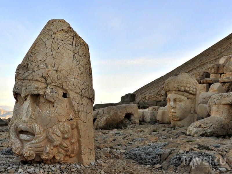 Восьмиметровая голова Зевса на вершине горы Немрут-Даг в Турции / Турция
